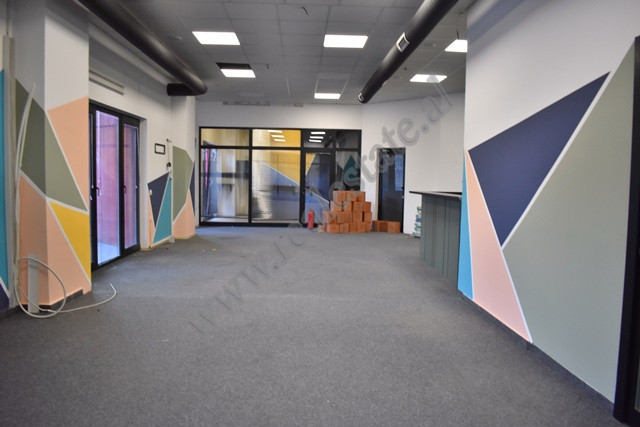 Office space for rent in Rruga e Dibres, part of Kompleksi Arlis, near Farmacia 10 in Tirana, Albani